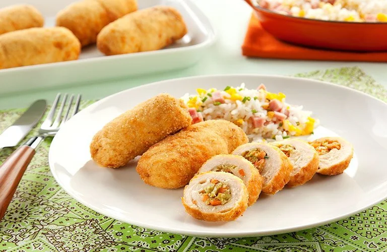 rolê de frango empanado recheado com presunto e queijo