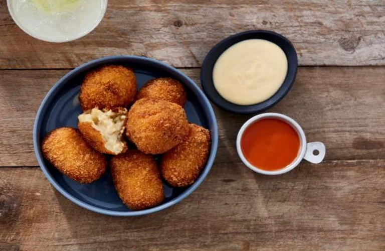 croquete de mac and cheese