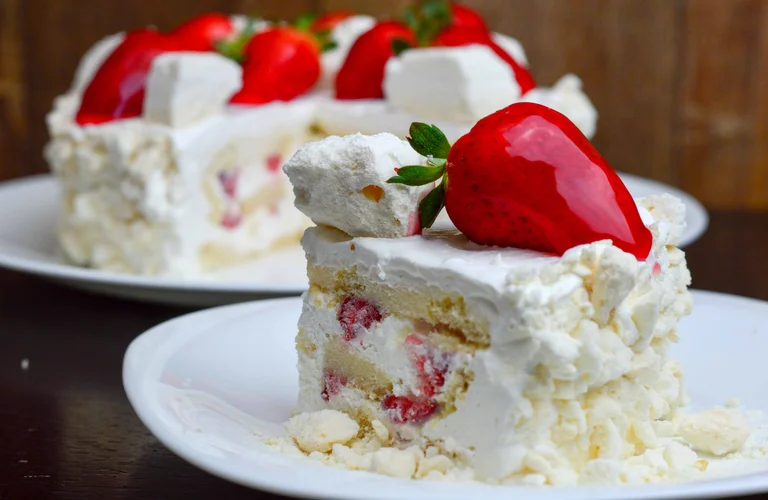 receita de bolo de merengue com morango