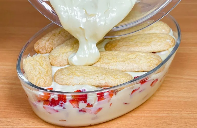 Torta de morango com biscoito champagne