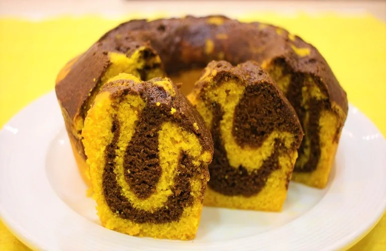 bolo de cenoura mesclado delicioso