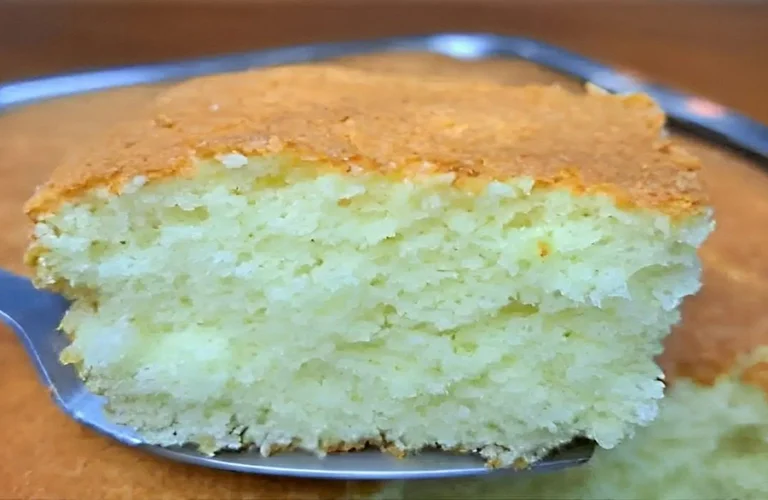 bolo de leite quente muito leve e fofinho feito sem óleo nem manteiga