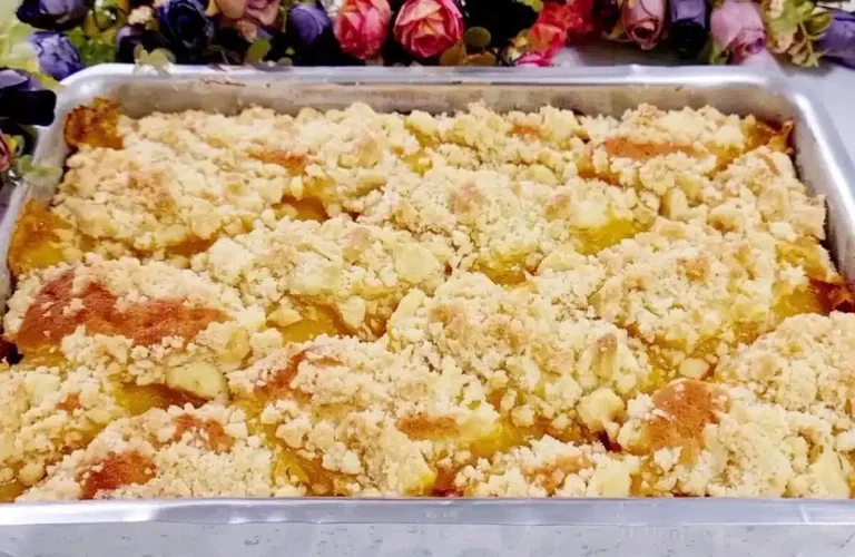 bolo cuca de limão com um creme azedinho e farofa crocante