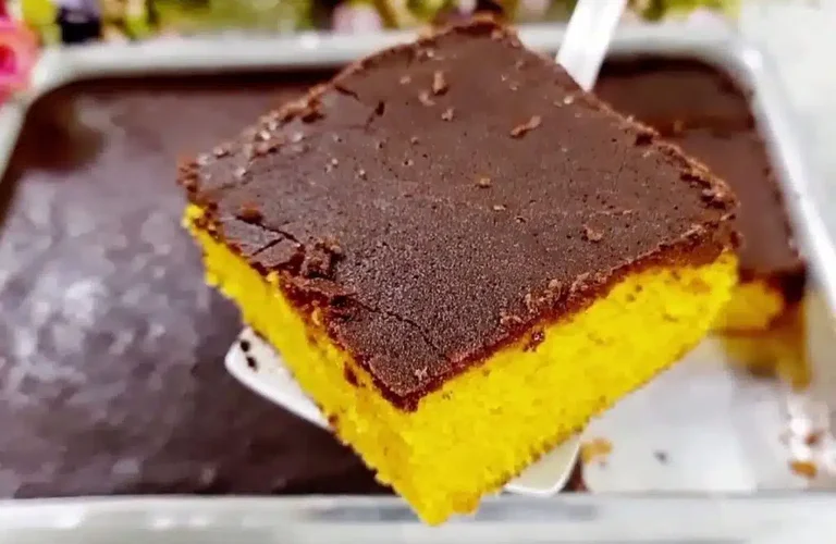 bolo de cenoura com cobertura de chocolate bem sequinha