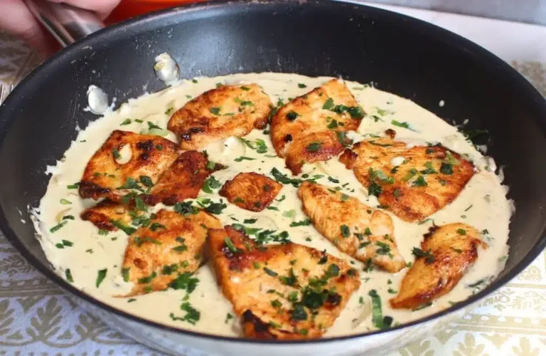 frango com molho de queijo bem derretido